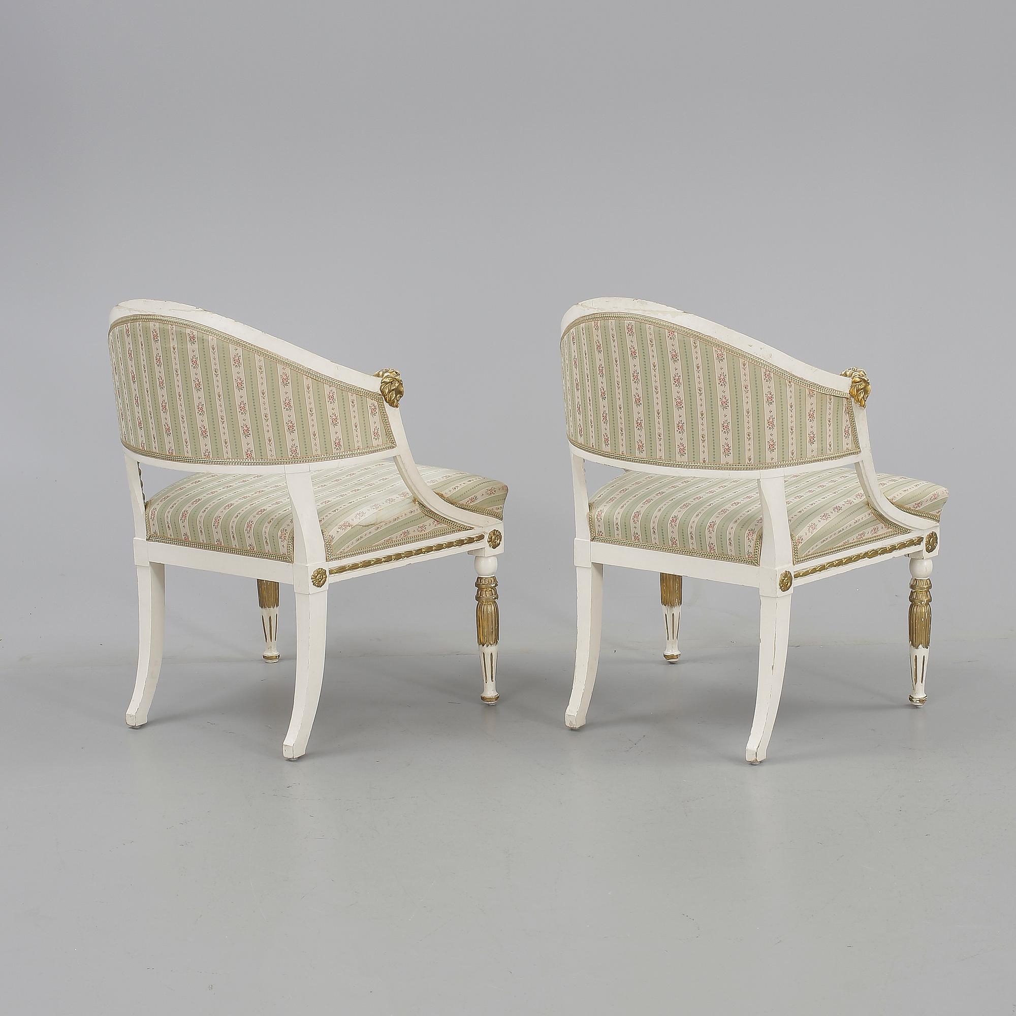 KARMSTOLAR, ett par, så kallade "baljfåtöljer", gustaviansk stil, 1900-talets början.