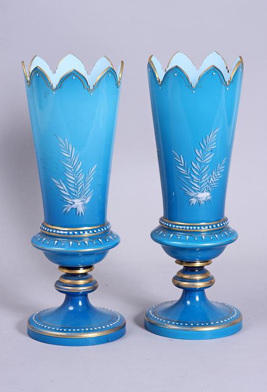VASER, ett par. Glas, sk Mary Gregoryglas, England.