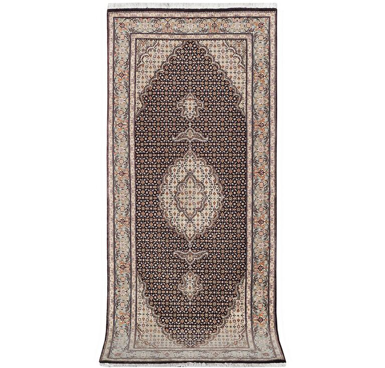 An oriental rug, c. 198 x 81 cm.