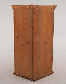HÖRNSKÅP, allmoge, 1800-talets första hälft.