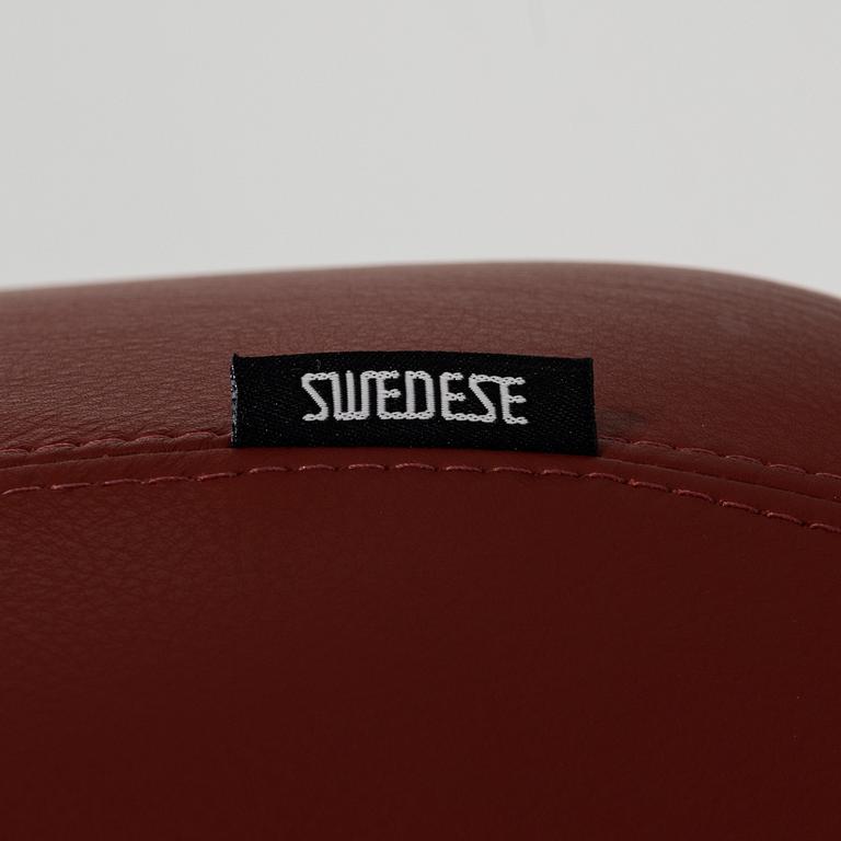 A 21 st Century pair och leather upholstered 'Happy Swing' lounge chairs by Roger Persson for Swedese.