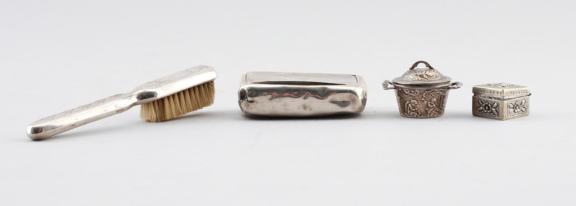 SILVERFÖREMÅL, 4 delar, 1900-tal. Vikt med borste ca 145 g.