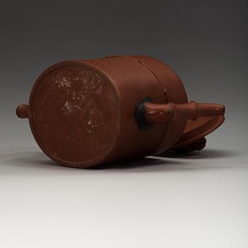 A Yixing teapot with cover, late Qing dynasty (1644-1912).