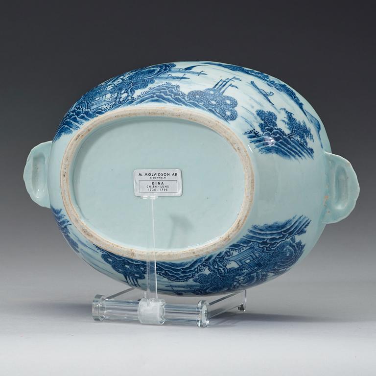 A blue and white export porcelain tureen with cover and stand, Qing dynasty, Qianlong (1736-1795).