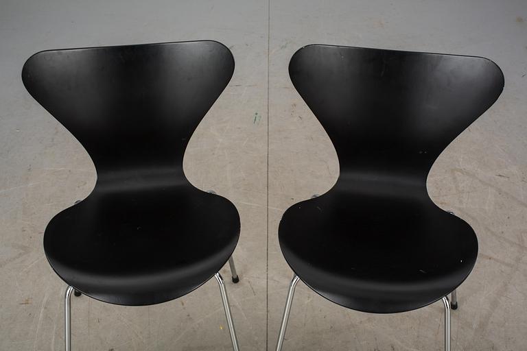 STOLAR, ett par, "Sjuan", Arne Jacobsen, Fritz Hansen, etikettmärkta 1995.