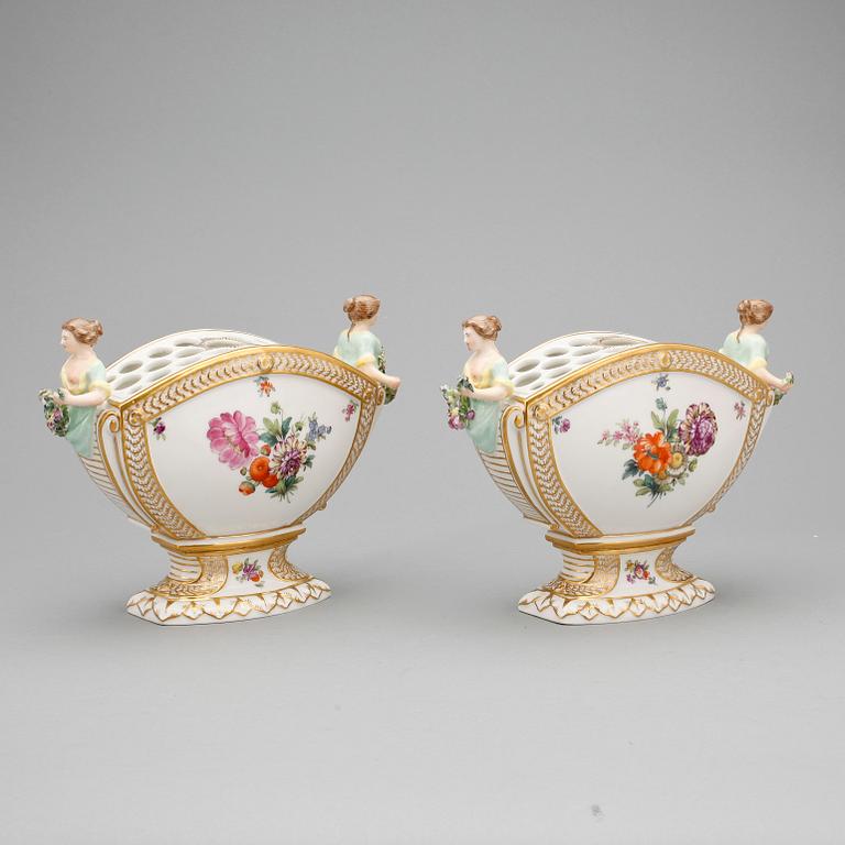 VASER, ett par, porslin, Royal Copenhagen, 1900-talets första hälft.