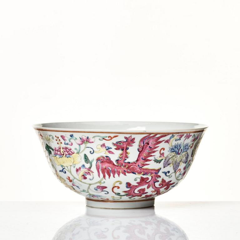 A phoenix bowl, late Qing dynasty with Guangxus six character mark (1875-1908).