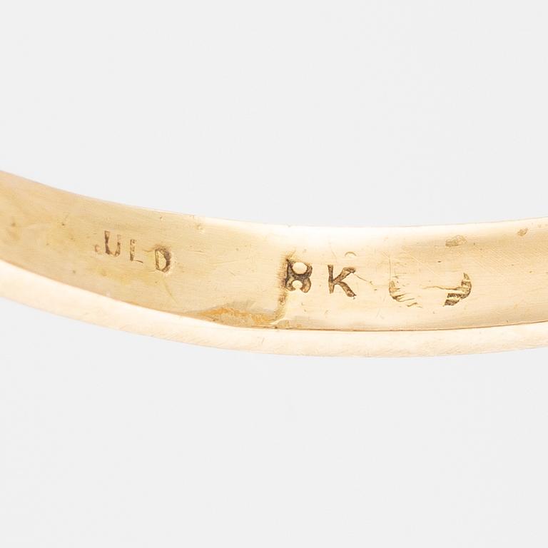 Ring in 18K gold with a cultured mabé pearl and octagon-cut diamonds.