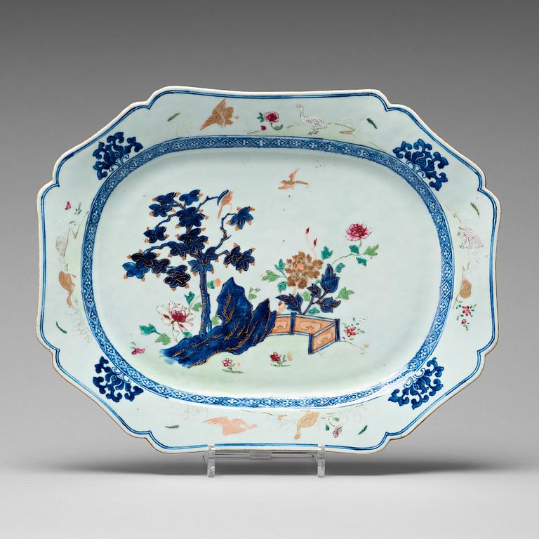 A famille rose serving dish, Qing dynasty, Qianlong (1736-95).