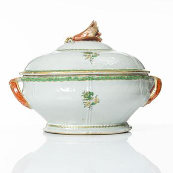 A Chinese export porcelain tureen with cover, Qing dynasty, Qianlong (1736-95).