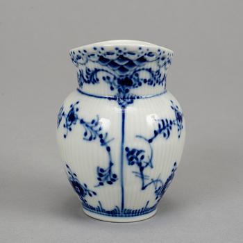 Royal Copenhagen, servisdelar, 14 delar, porslin. "Musselmalet", Danmark.