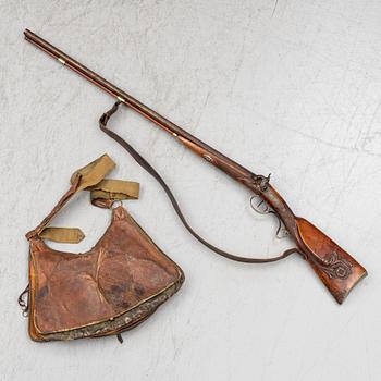 SLAGLÅSGEVÄR, Sauer & Sohn, Suhl, Tyskland, 1800-talets mitt, samt en JAKTVÄSKA.
