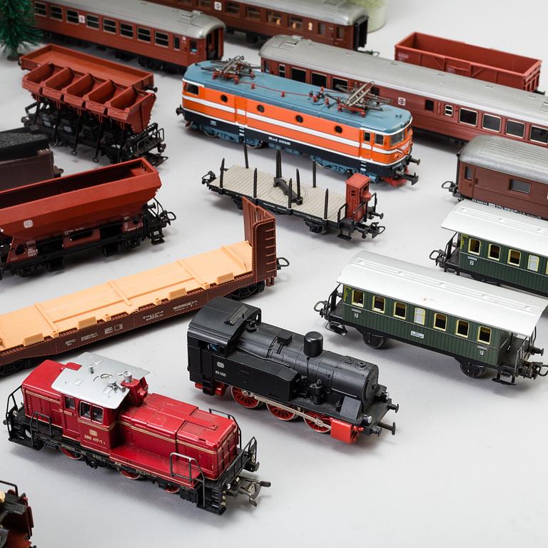 MÄRKLINBANA MED MÄRKLINTÅG, 152 delar, bland annat tågset Märklin, 1900-talets andra hälft.