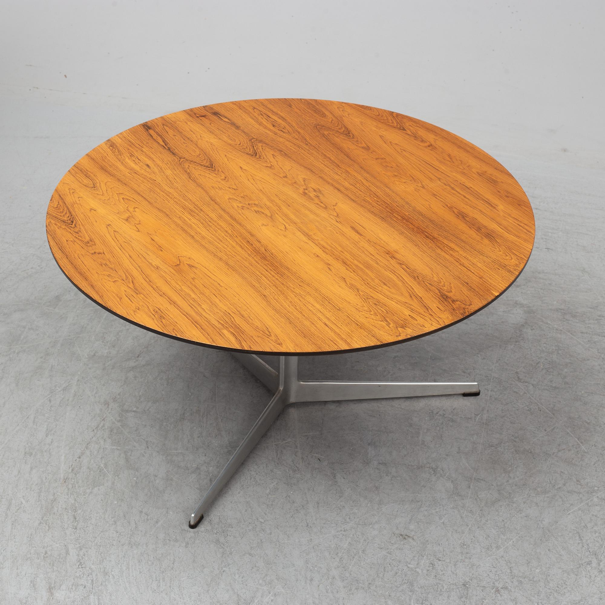 ARNE JACOBSEN, soffbord, Fritz Hansen. Danmark.