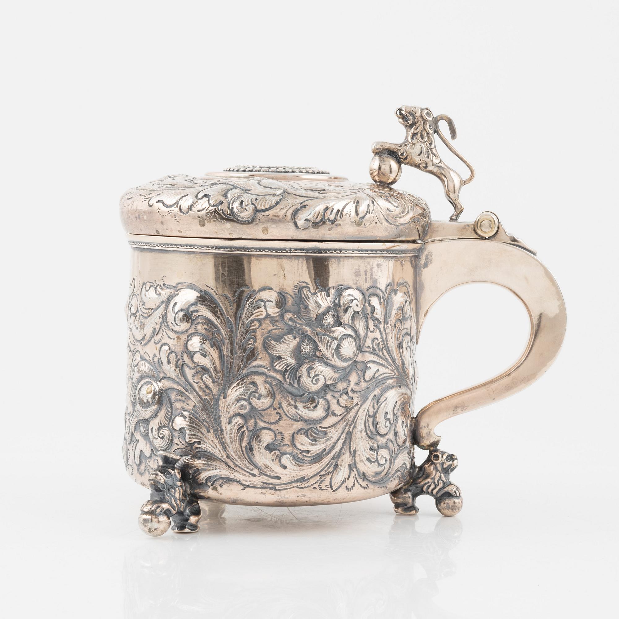 Dryckeskanna, silver, barockstil, svenska kontrollstämplar, 1900-talets början.