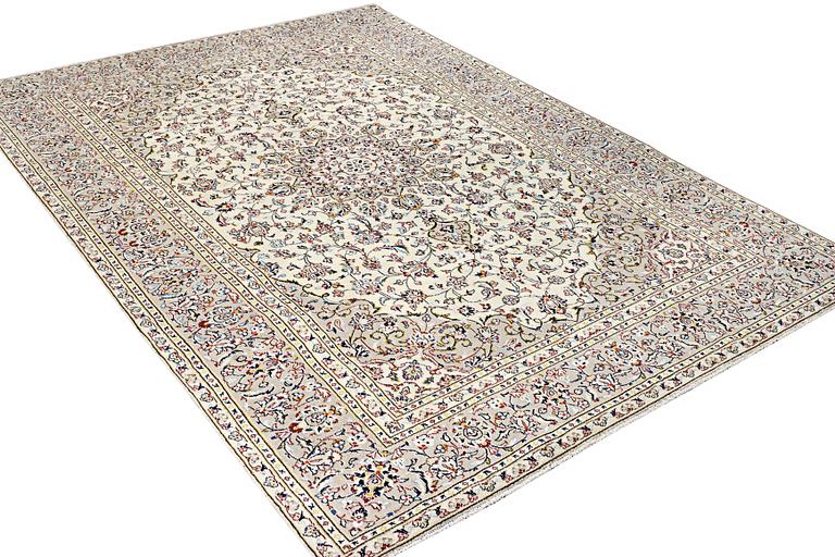 A Kashan carpet, c. 334 x 234 cm.