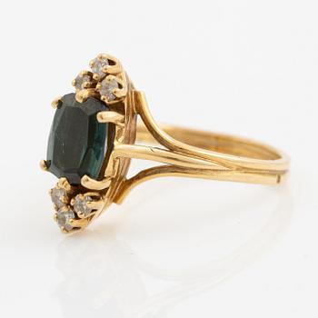 Ring 18K guld med grön turmalin och briljantslipade diamanter.