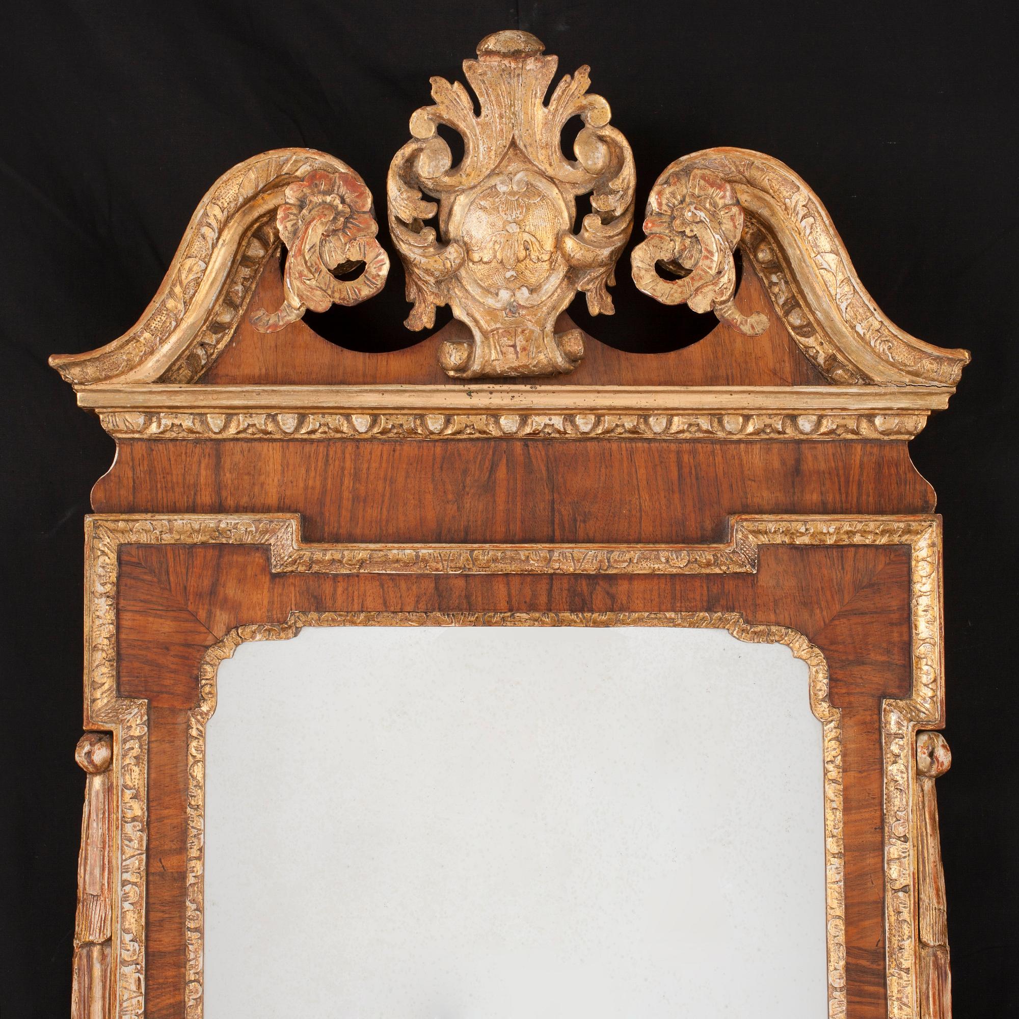 SPEGELLAMPETT, för två ljus. England, 1700-talets andra fjärdedel. Senbarock.