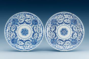 A pair of blue and white dishes with dragon blood red reverse, Qing dynasty (1644-1912), with Qianlong´s seal mark.