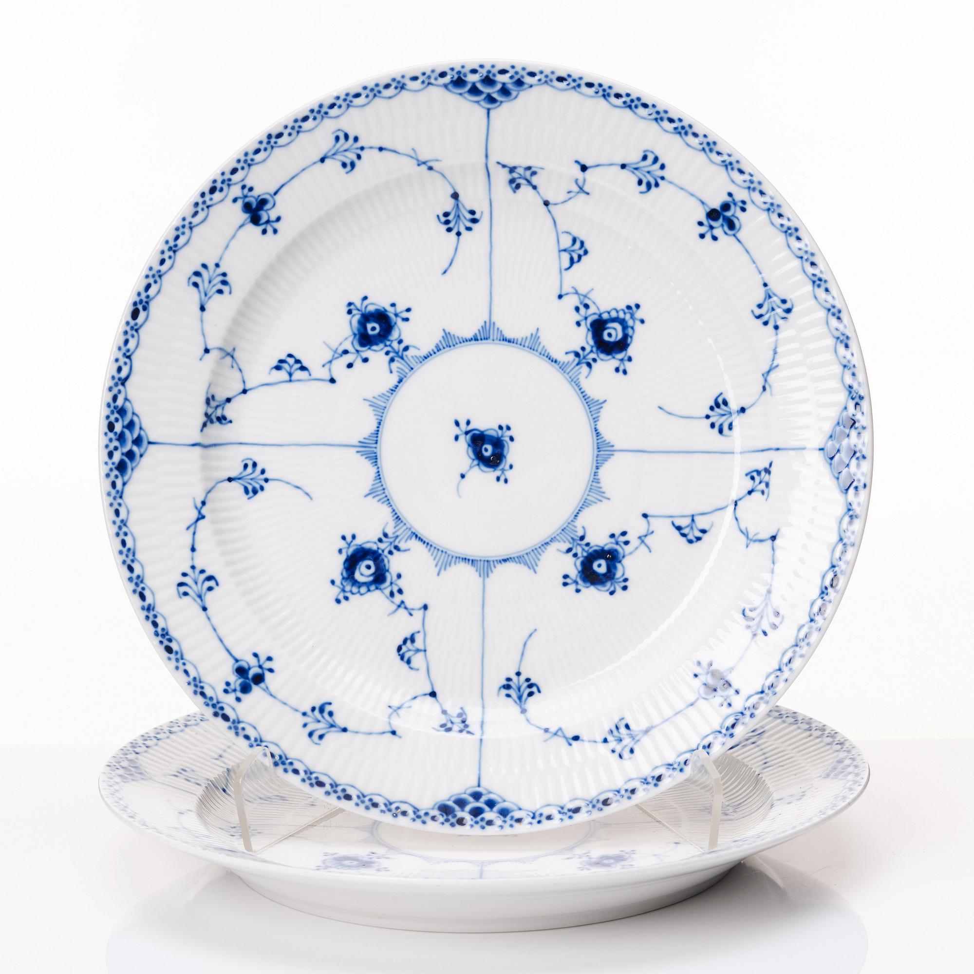 Royal Copenhagen, a 107 pieces 'Musselmalet' porcelain service, 20th century.