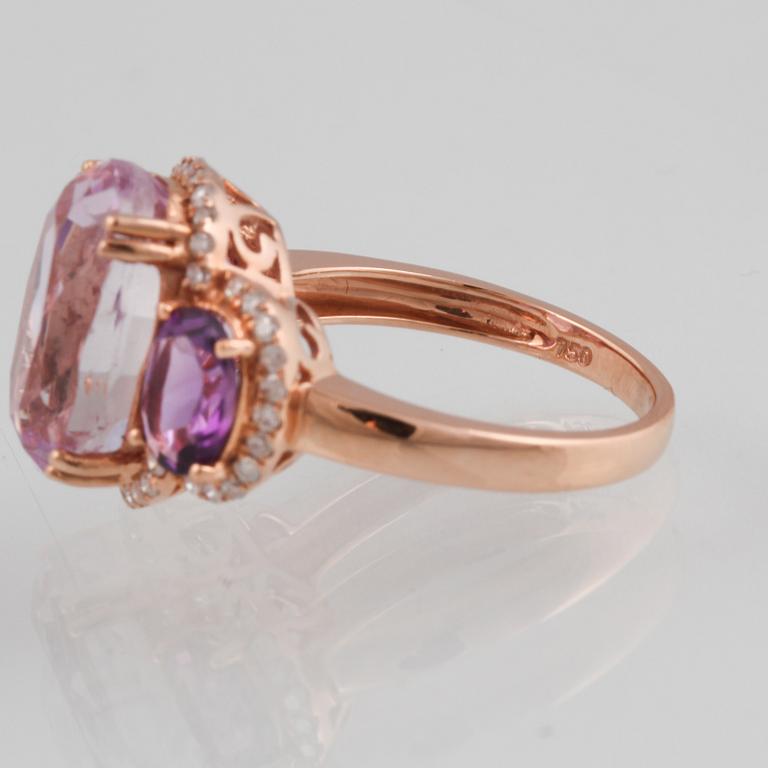 RING, 18K guld med briljantslipade diamanter ca 0.31 ct, kunzit ca 7.99 ct och ametister ca 1.29 ct. Vikt 5,9 gram.
