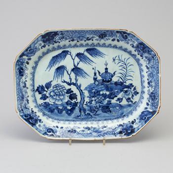 A Chinese porcelin dish, Qianlong (1736-1795).