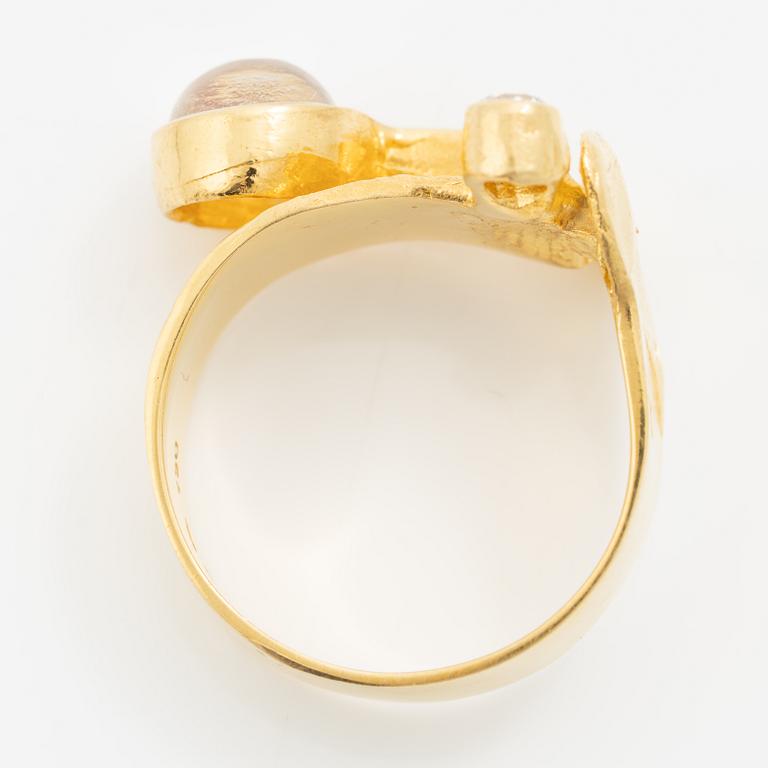 Ring in 18K gold with a moonstone and a round brilliant-cut diamond.
