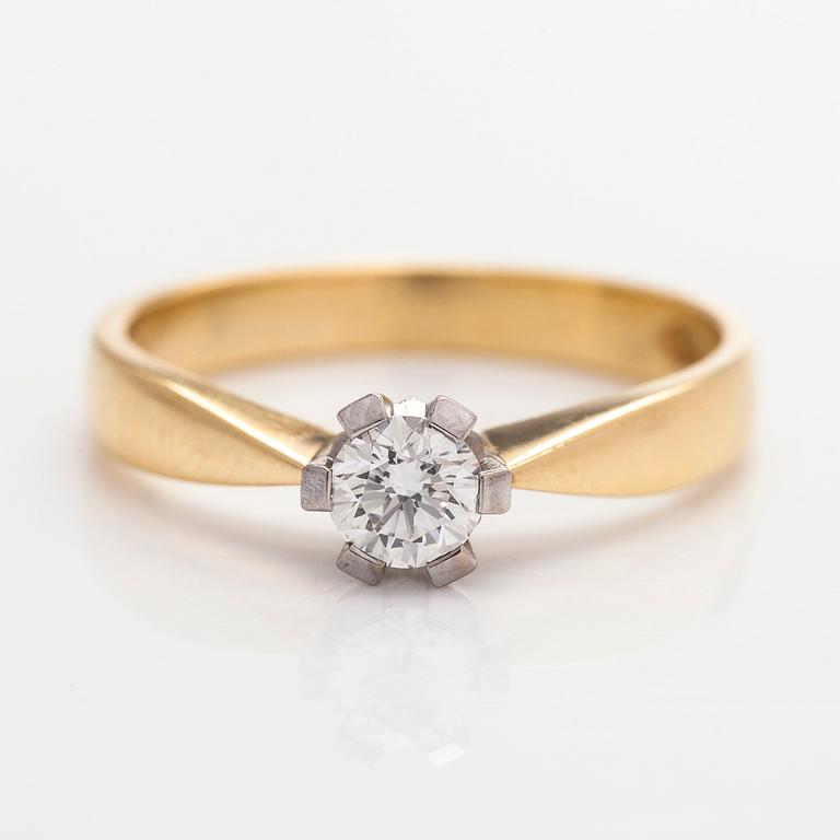Ring, solitär, 18K guld med en briljantslipad diamant.