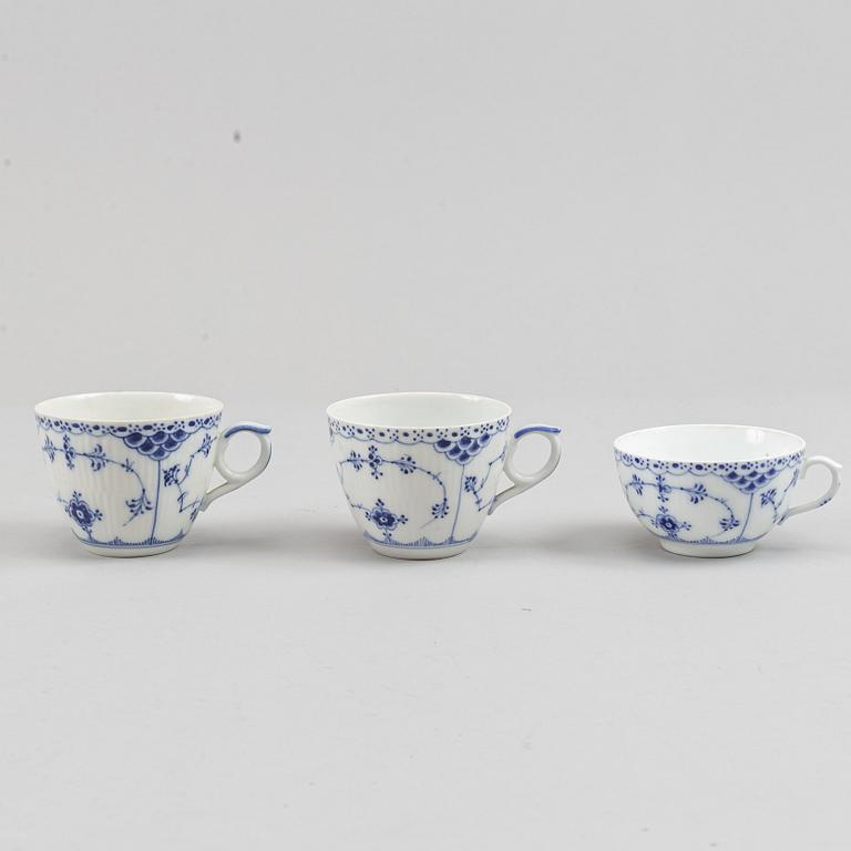 Royal Copenhagen, mat- samt kaffeservis, 85 delar, porslin. "Musselmalet", Danmark, 1900-tal.