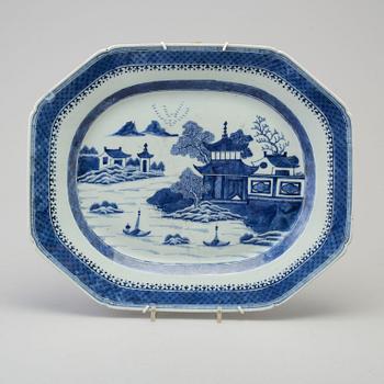 A blue and white export porcelain serving dish, Qing dynasty, Jiaqing (1796-1820).