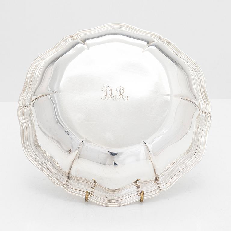 Uppläggningsfat, 4 st, och skålar, 2 st, silver, svenska, danska och finska stämplar 1918-1948, samt försilvrad coaster.