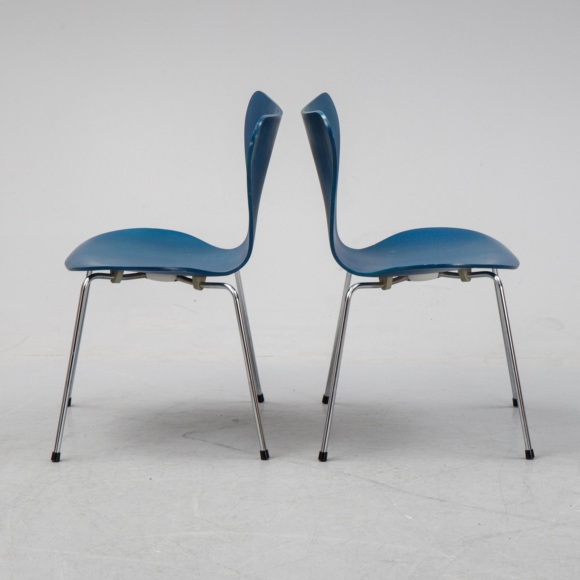A set of six "Serie 7" chairs by Arne Jacobsen for Fritz Hansen, dated 1982.