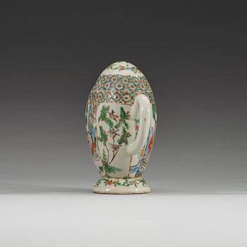 A Chinese cadogan tea pot, Qing dynasty, 19th Century.