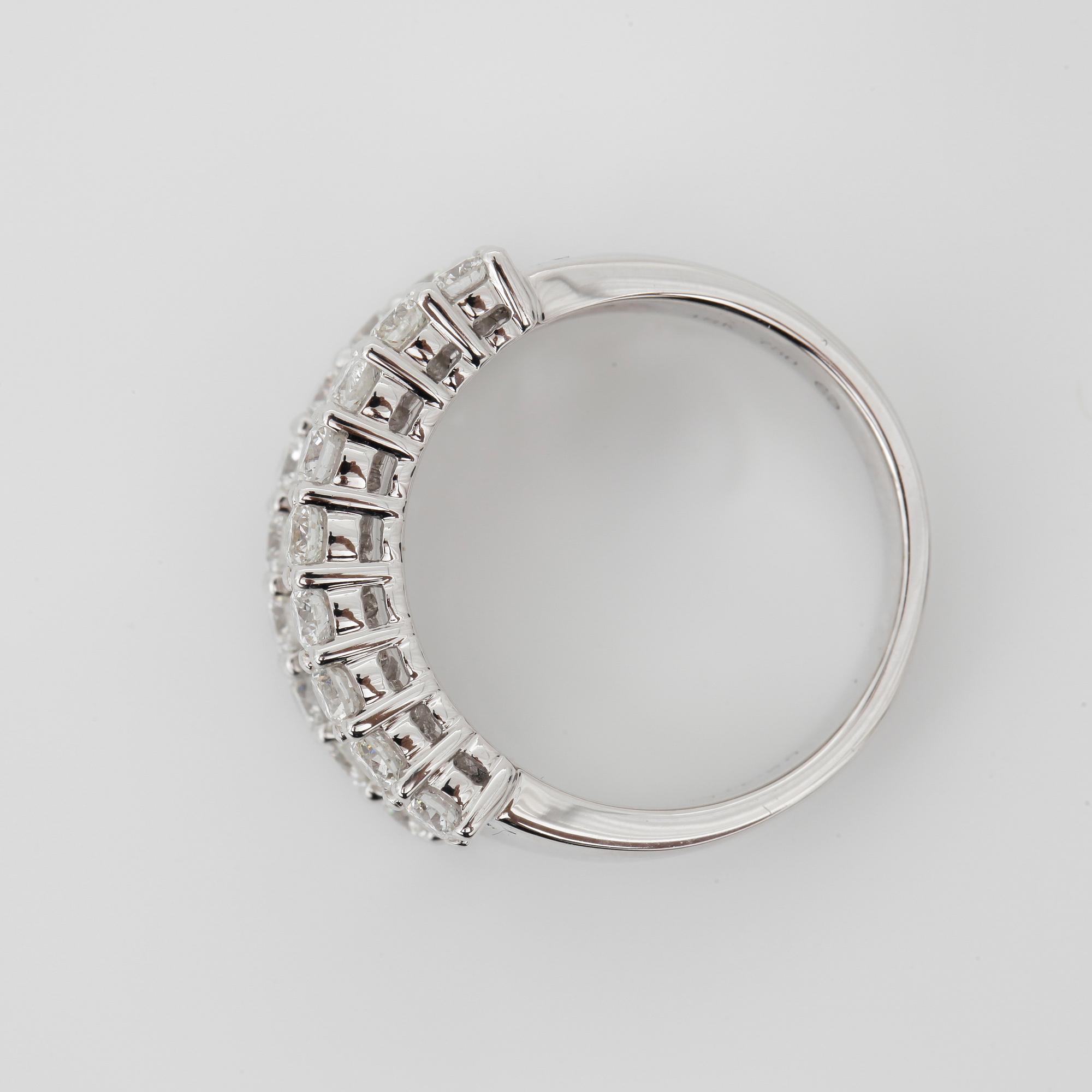 RING, med baguette och briljantslipade diamanter, totalt ca 2.47ct.