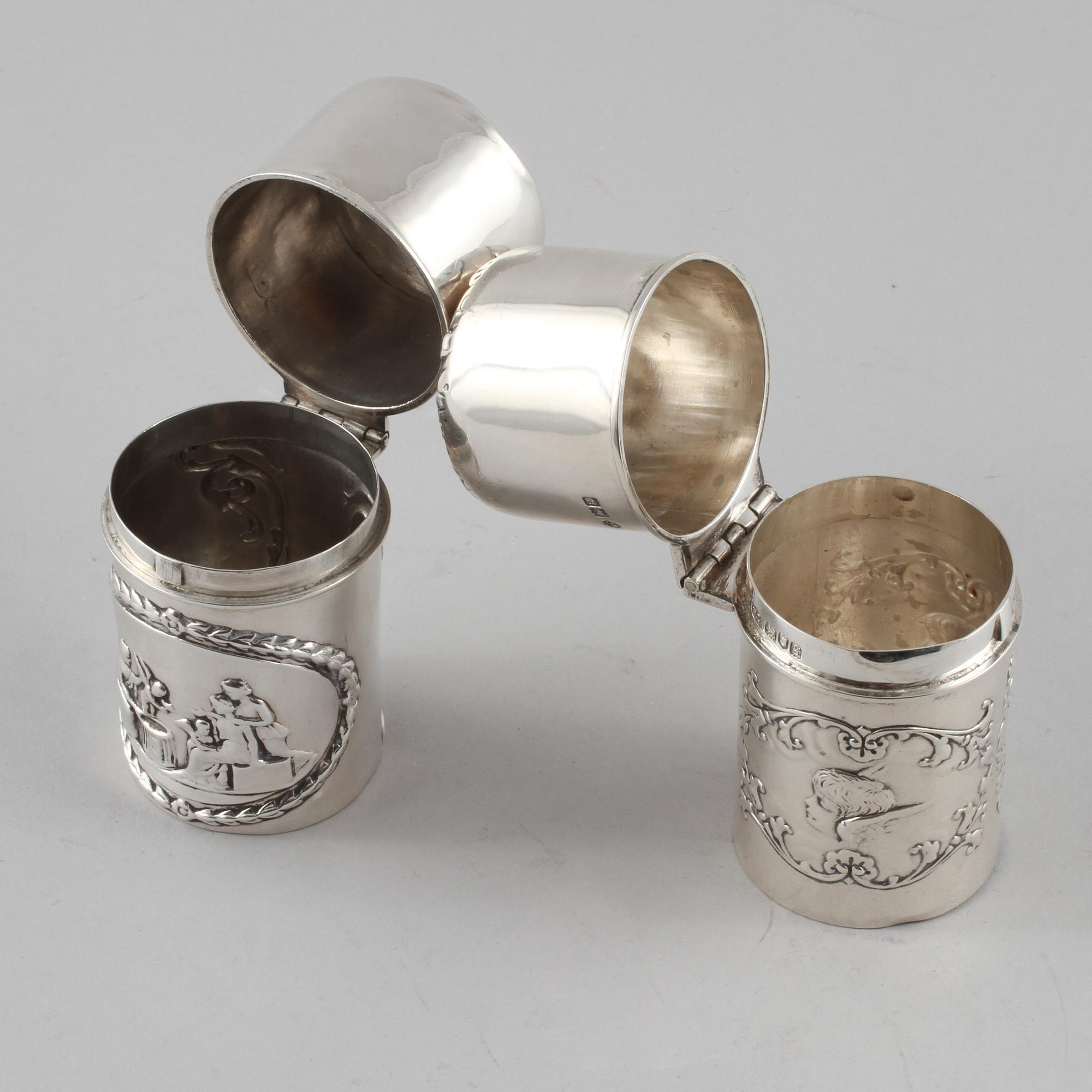 CIGARETTBURKAR, 2 st, silver, William Comyns, London 1902 och 1908.