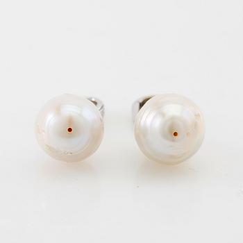 Earrings 14K white gold with South Sea pearls and brilliant-cut diamonds.