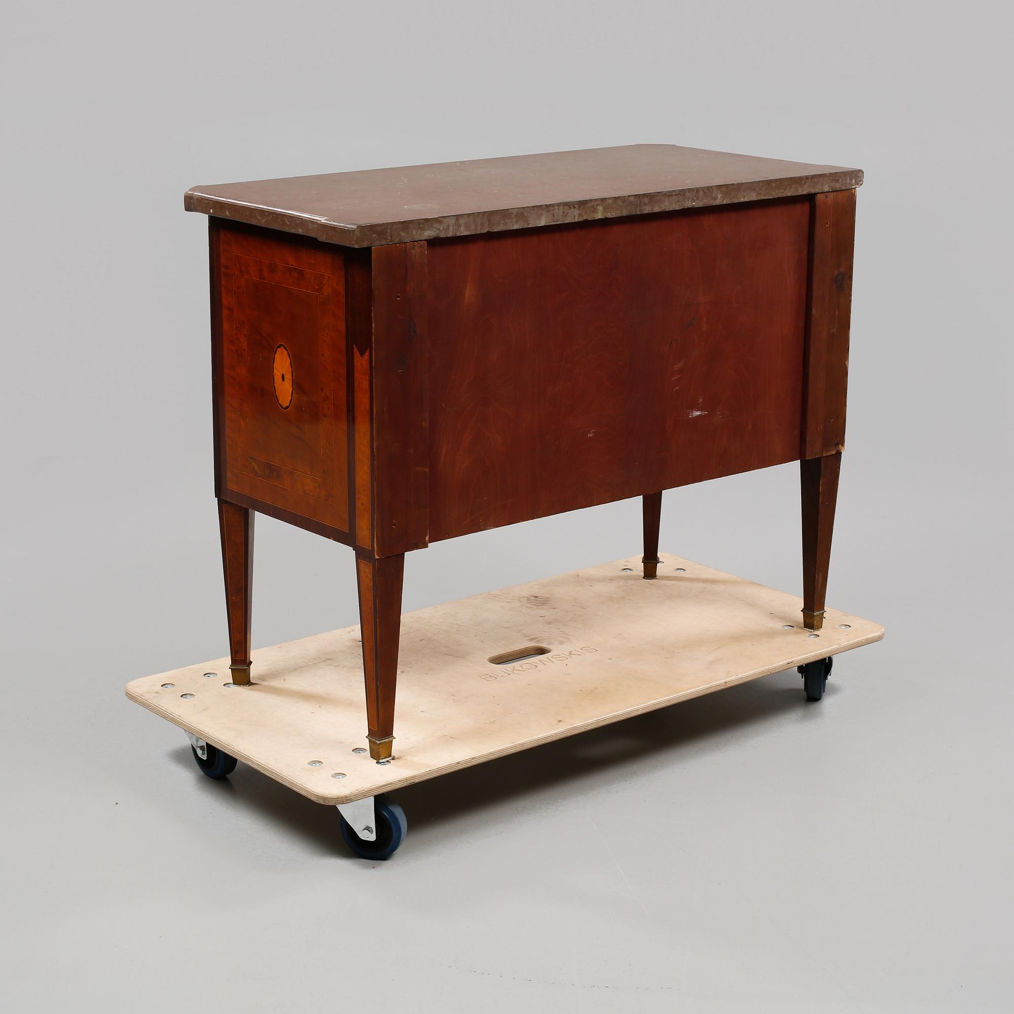 BYRÅ, gustaviansk stil, omkring 1900-talets mitt.