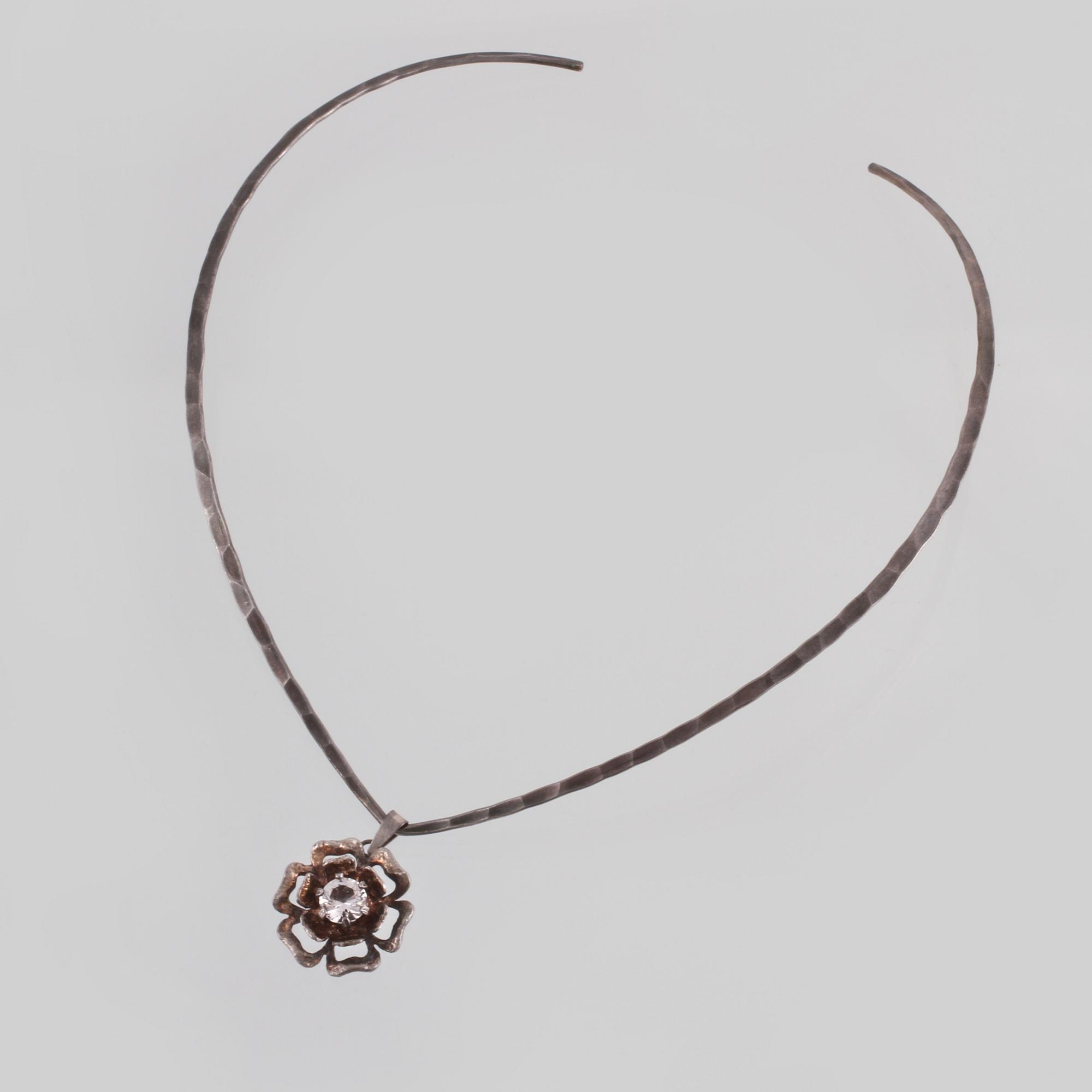HÄNGE, sterlingsilver med fasettslipad bergkristall,  Theresia Hvorslev. Vikt 16,3 gram.