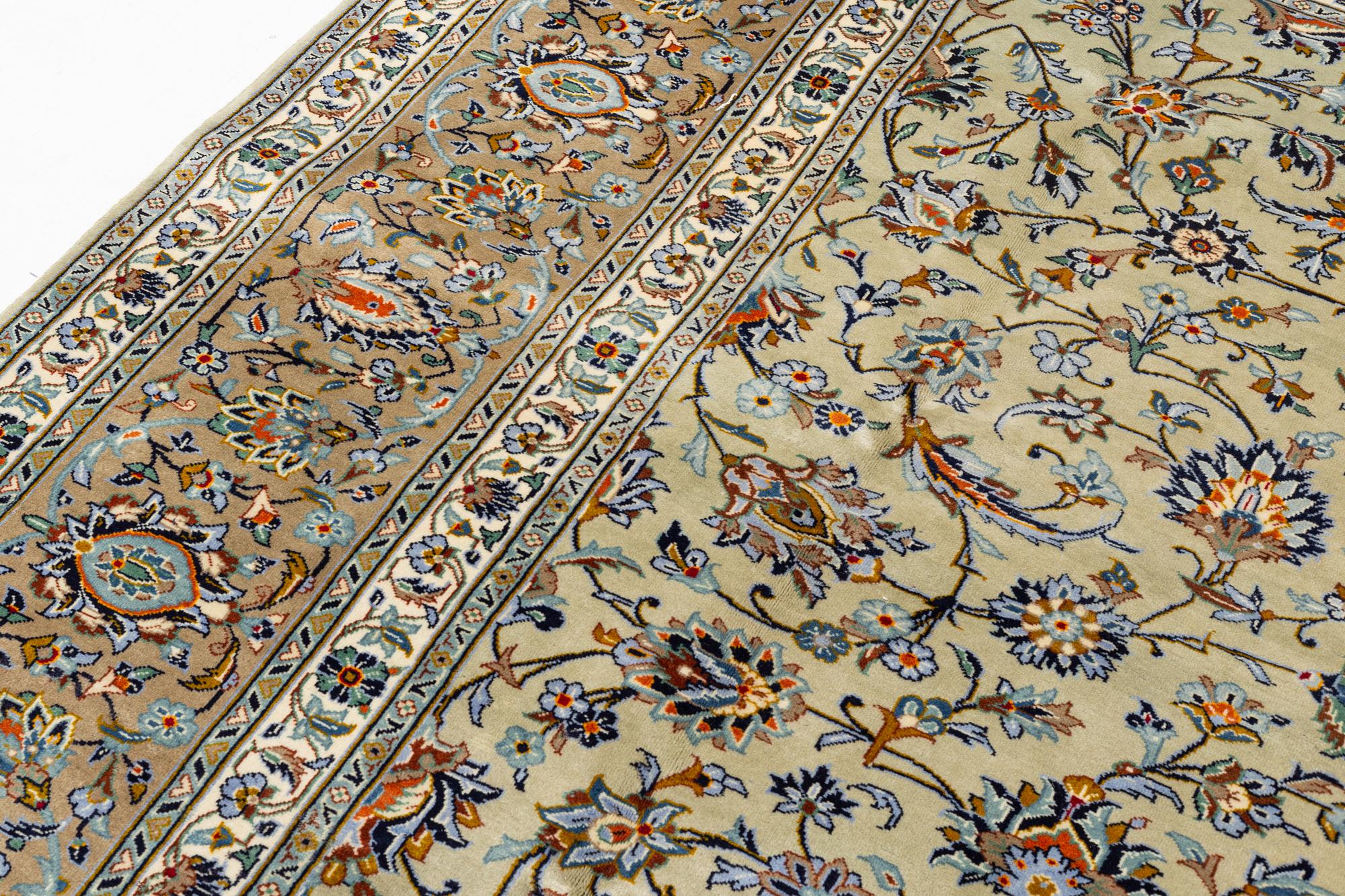 A Kashan carpet, ca 395 x 277 cm.