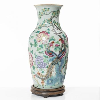 A Chinese famille rose porcelain 'phoenix' vase, late Qing dynasty / early 20th century.