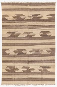 A persian kilim carpet, c. 293 x 195 cm.