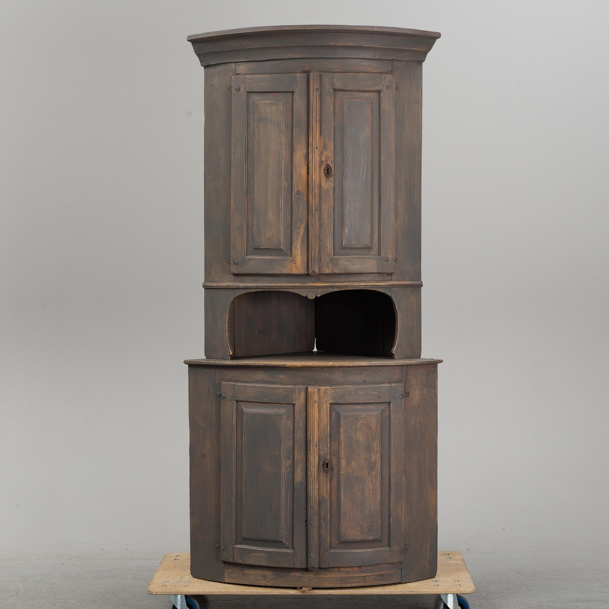 A painted pine cabinet, first half of the 19th Century.