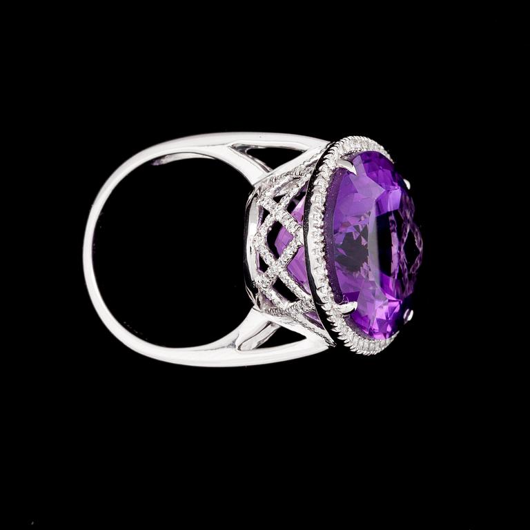 An oval amethyst, 22.49 cts and brilliant cut diamond ring, tot. 0.69 cts.