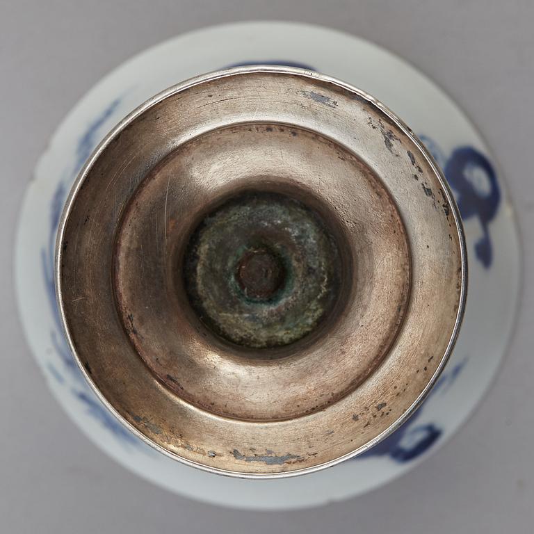 KOPP, porslin, med senare silversockel. Qingdynastin, Kangxi (1662-1722), samt Holland, 1844.