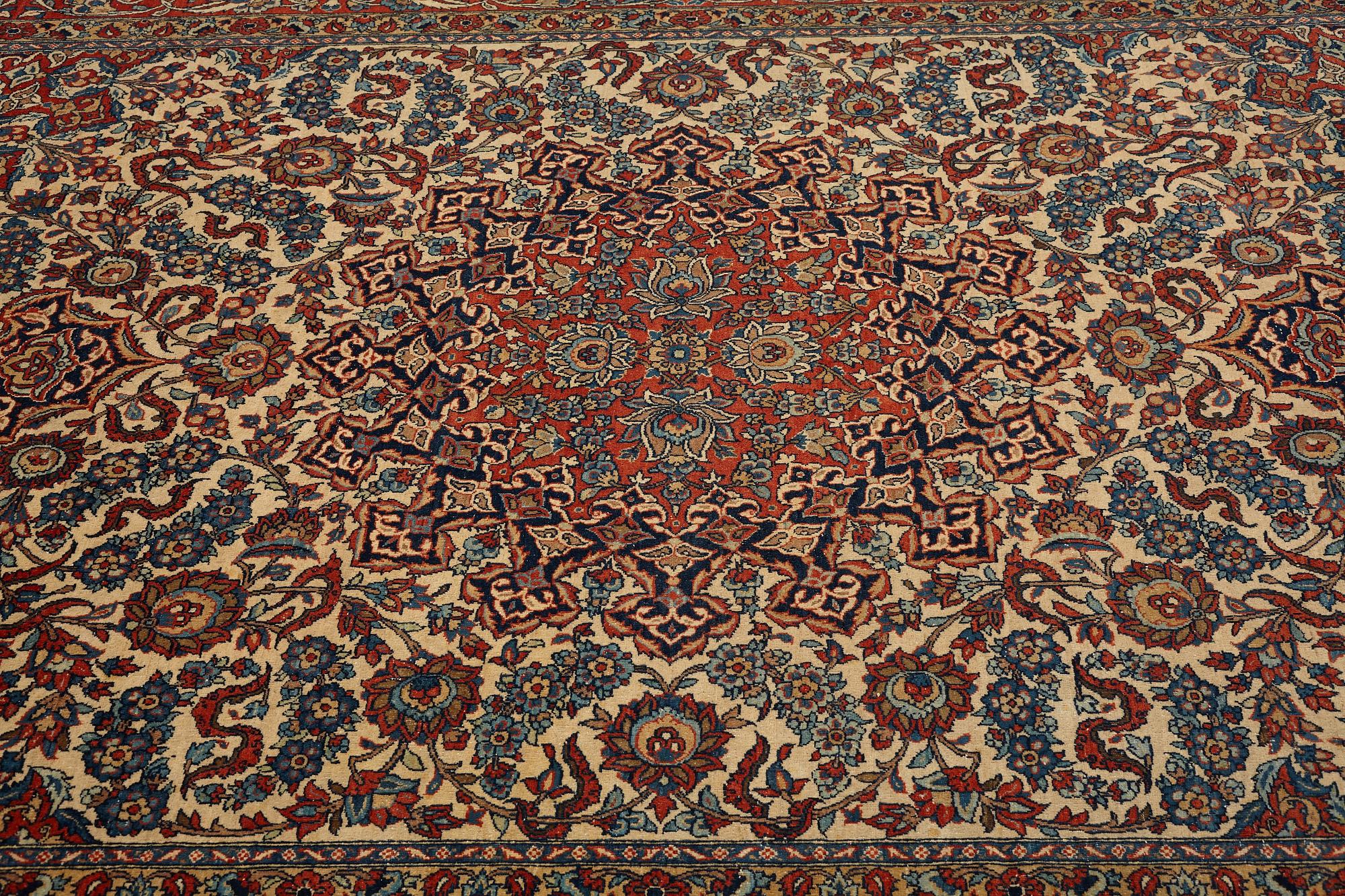 A carpet, semi-antique Esfahan, ca 310,5 x 200 cm.