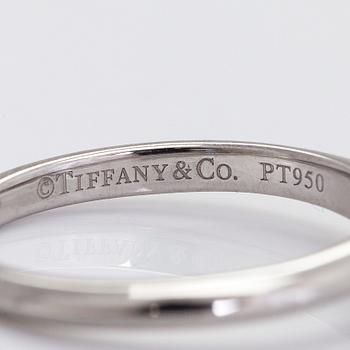 Tiffany & Co, ring, platina med briljantslipad diamant ca 0.34 ct enligt gravyr.