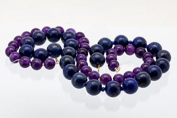 2 collier lapis lazuli ca ca 16mm och ametist ca 12 mm, glaskulor, längder ca 43 och 47 cm, lås i metall.