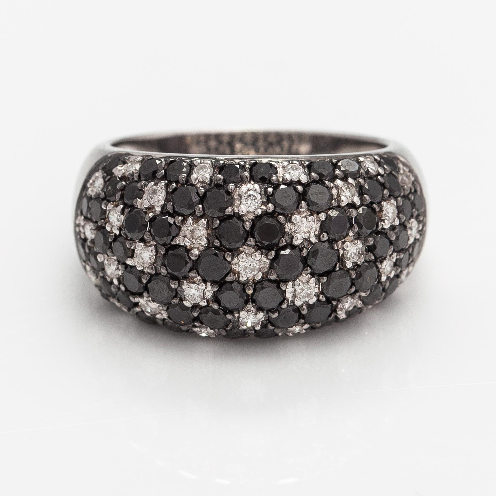 Ring, 14K vitguld, svarta och färglösa diamanter ca 2.20 ct tot. Moskva efter 1994.