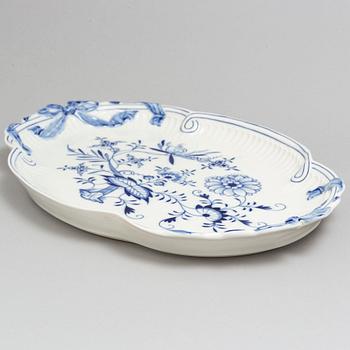 A Meissen part 'Blue Onion' coffee and dinner porcelain service, Germany, 20th century (33 pieces).