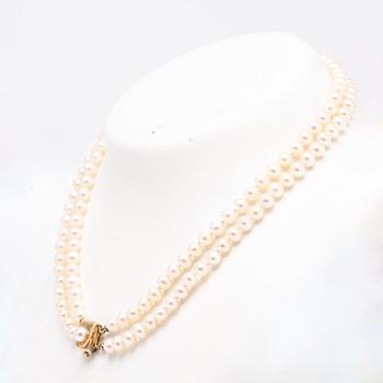 Necklace, freshwater pearls with a clasp in 18K gold.